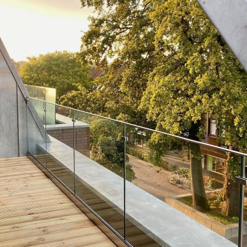 Balustrades van glas: elegantie en veiligheid gecombineerd met gelaagd glas
